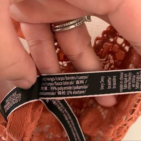 LIKE NEW Sz Small Victoria’s Secret Lace Bralette - Picture 4 of 4